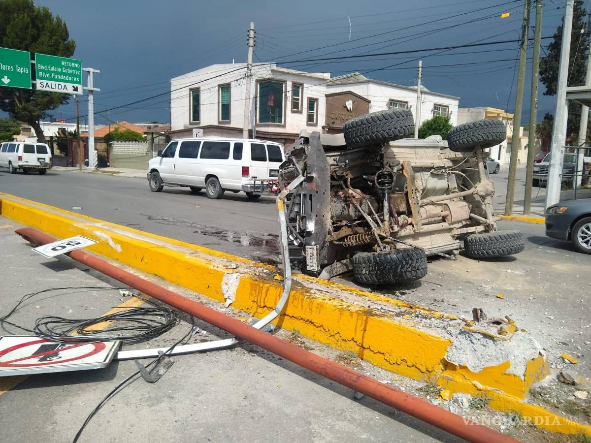 $!Chocan, vuelcan y abandonan la camioneta con todo y “chelas”, en Saltillo