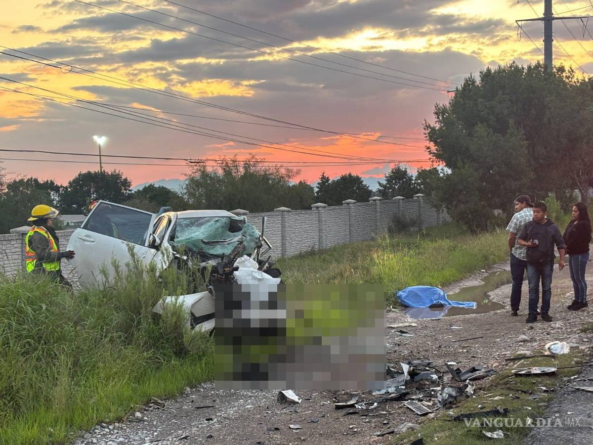 $!La camioneta Toyota Avanza transportaba a trabajadores rumbo a su turno en Derramadero.