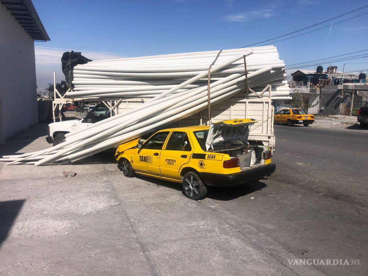 $!Taxista sobrevive de milagro a aparatoso choque en Saltillo