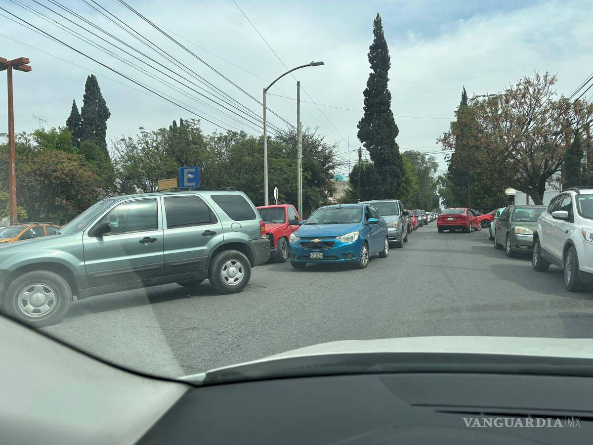 $!Poco los carros se sumaban y acabaron por tomar V. Carranza, hasta la altura del Ateneo Fuente.