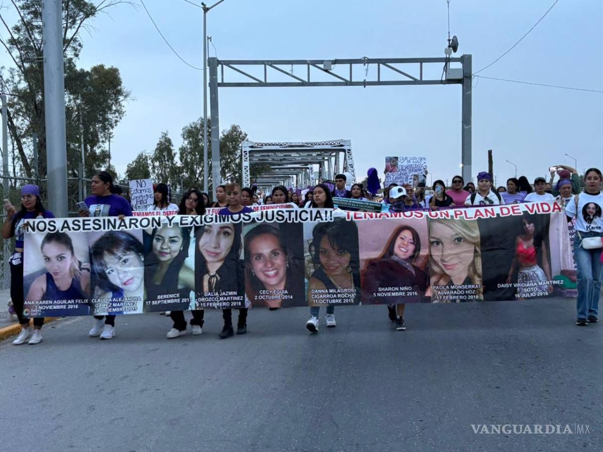 $!En el trayecto se instaló un “tendedero de denuncias” donde se exhibieron nombres y testimonios sobre presuntos agresores, así como de imágenes de víctimas de feminicidio.