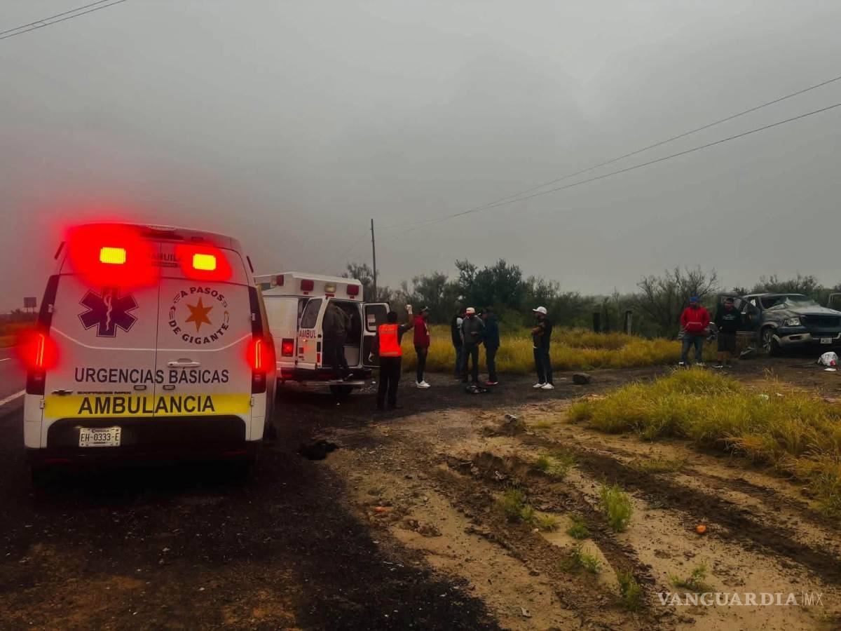 $!Paramédicos auxiliaron a los cuatro trabajadores lesionados y los trasladaron a un hospital de Monclova.