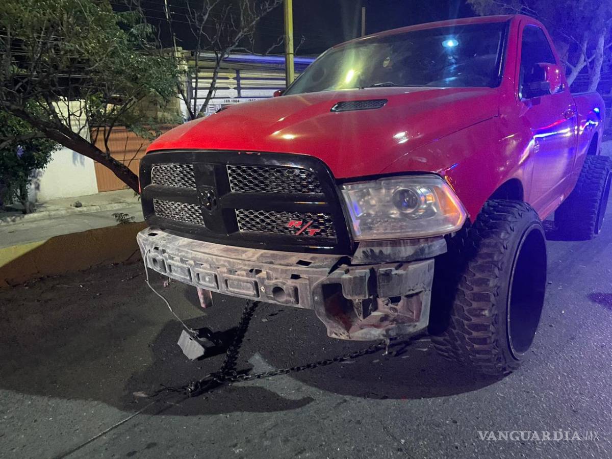 $!La barrera de contención detuvo finalmente al conductor prófugo, quien no pudo continuar con su huida.