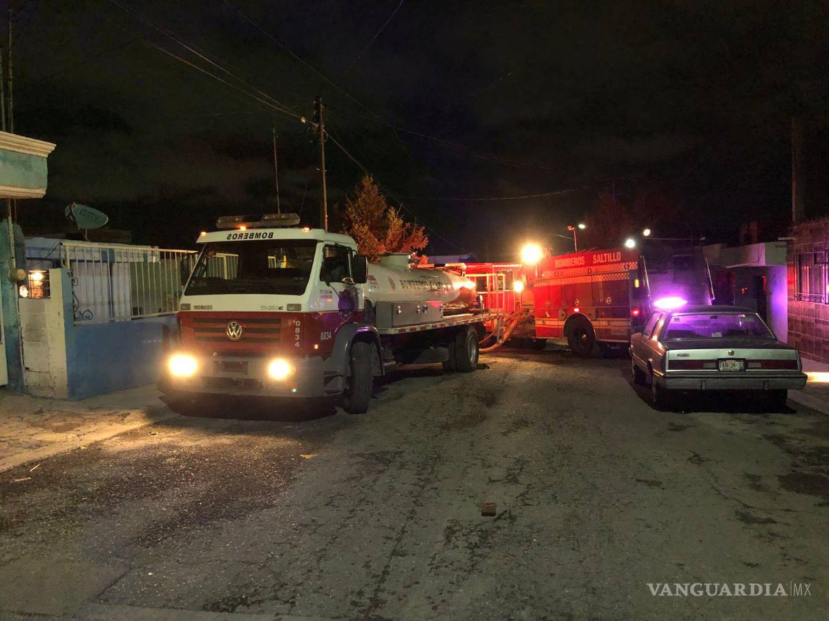 $!A pesar de la intensidad de las llamas, la rápida intervención de los bomberos evita lesiones, dejando solo un gran susto para los residentes que presenciaron el incidente.
