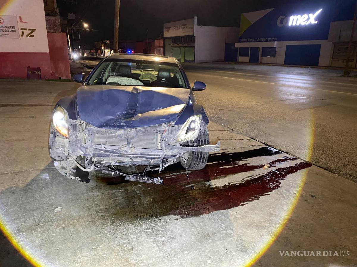 $!De acuerdo con los primeros reportes, el conductor presuntamente ignoró la luz roja del semáforo y chocó por alcance contra otro automóvil que acababa de incorporarse a la avenida.