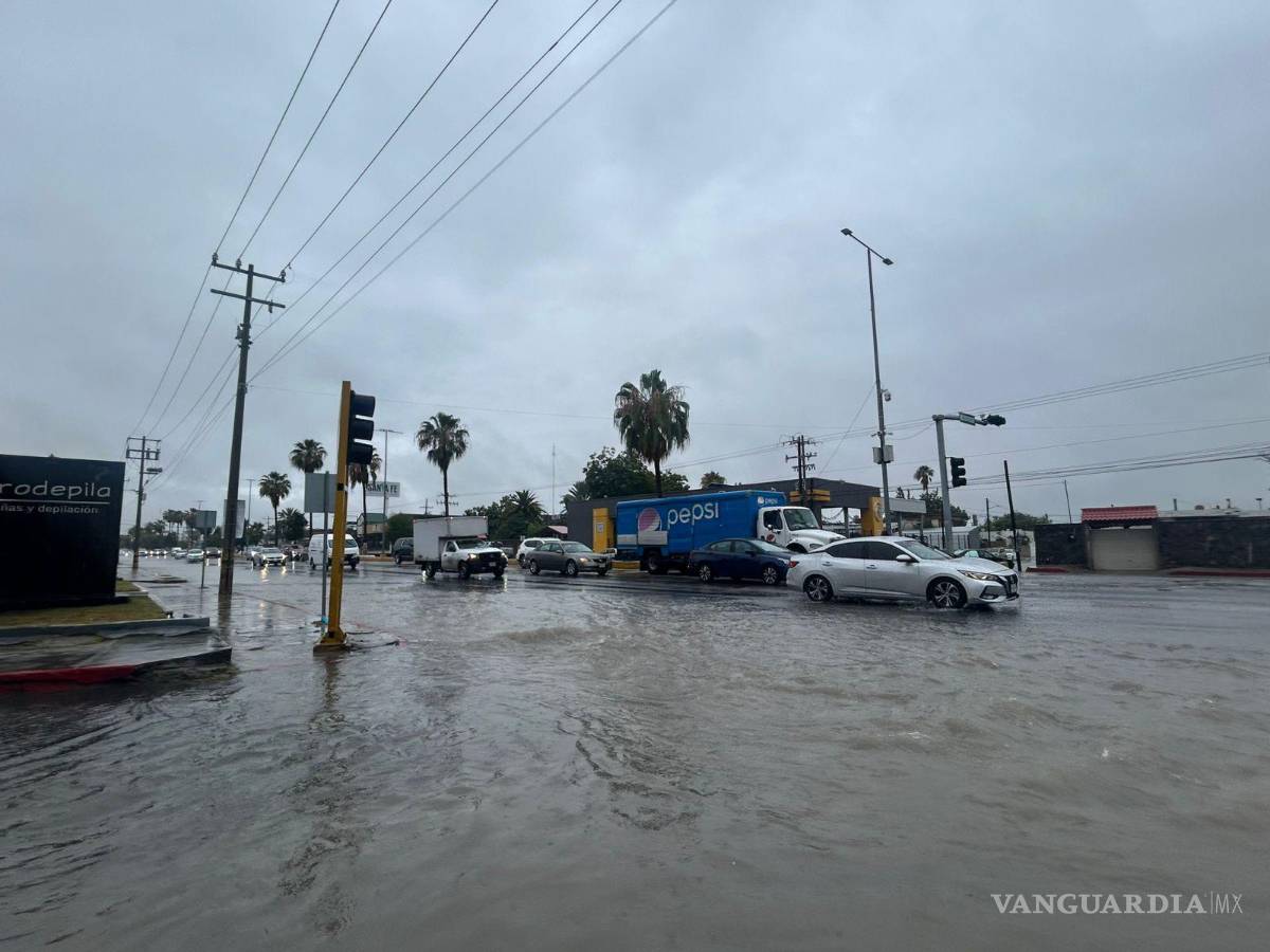 $!El Gobierno Municipal exhortó a la población a evitar traslados innecesarios y abstenerse de cruzar calles inundadas, ante el riesgo de que las lluvias continuaran durante las siguientes horas.