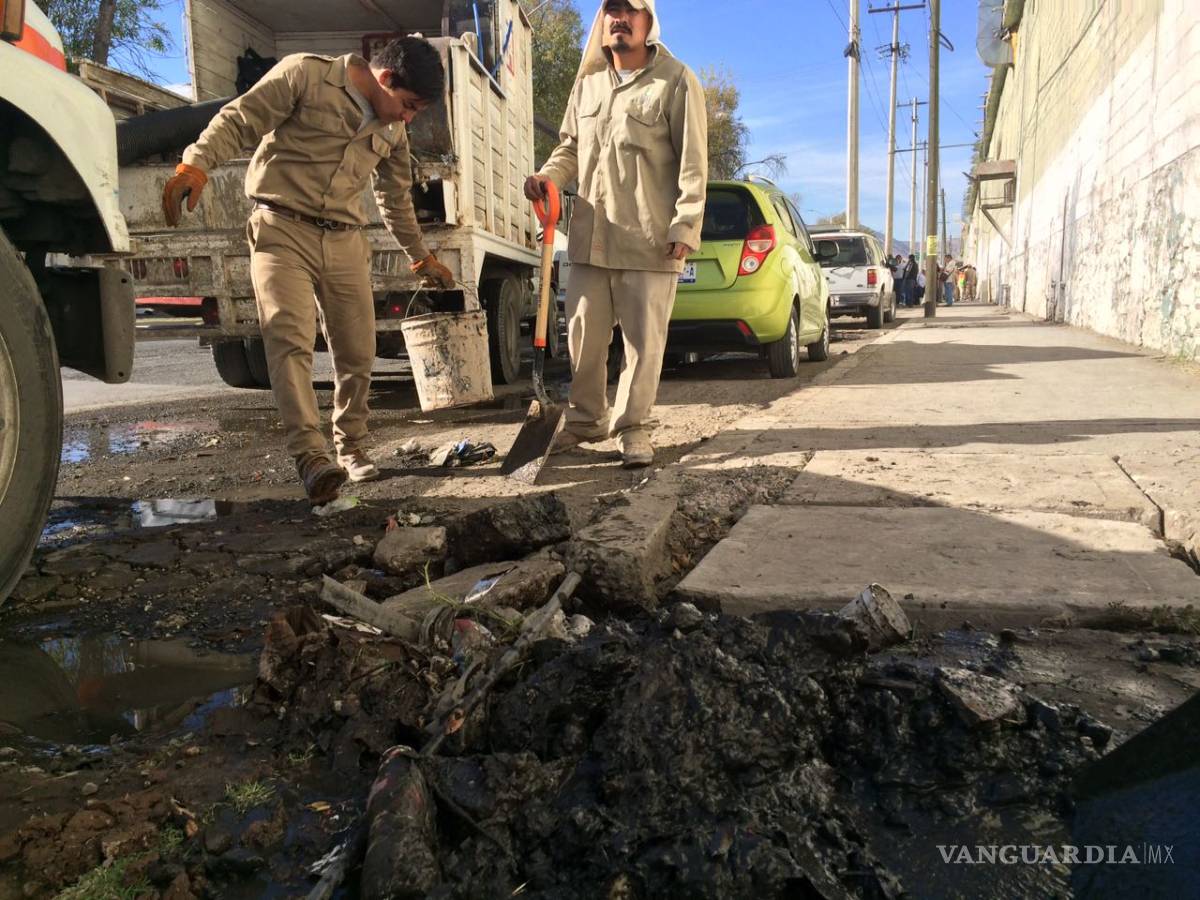 $!Realiza Simas trabajos de desazolve en el mercado Abastos de Torreón