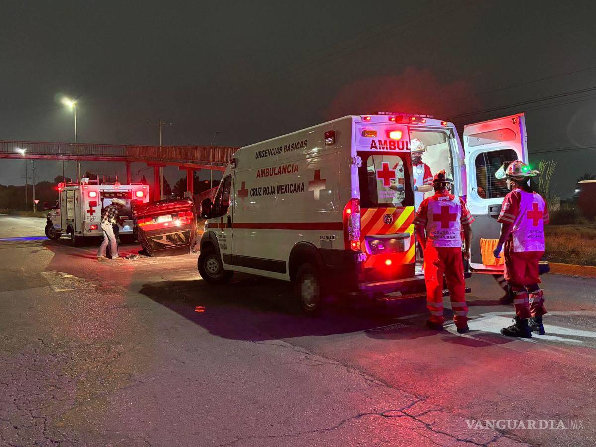 $!Paramédicos de la Cruz Roja atendieron a una mujer lesionada en el accidente.