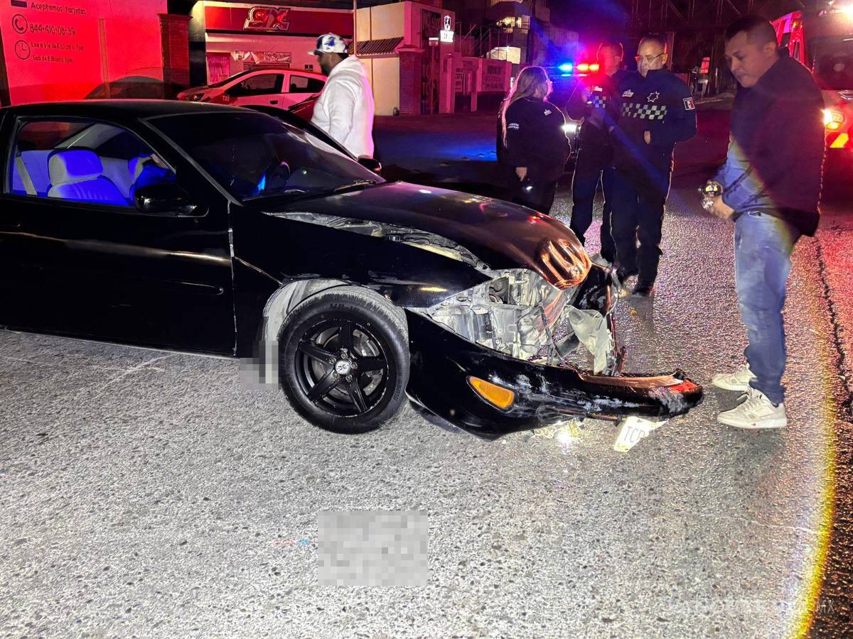 $!Elementos de Tránsito Municipal abanderaron la circulación en el cruce.