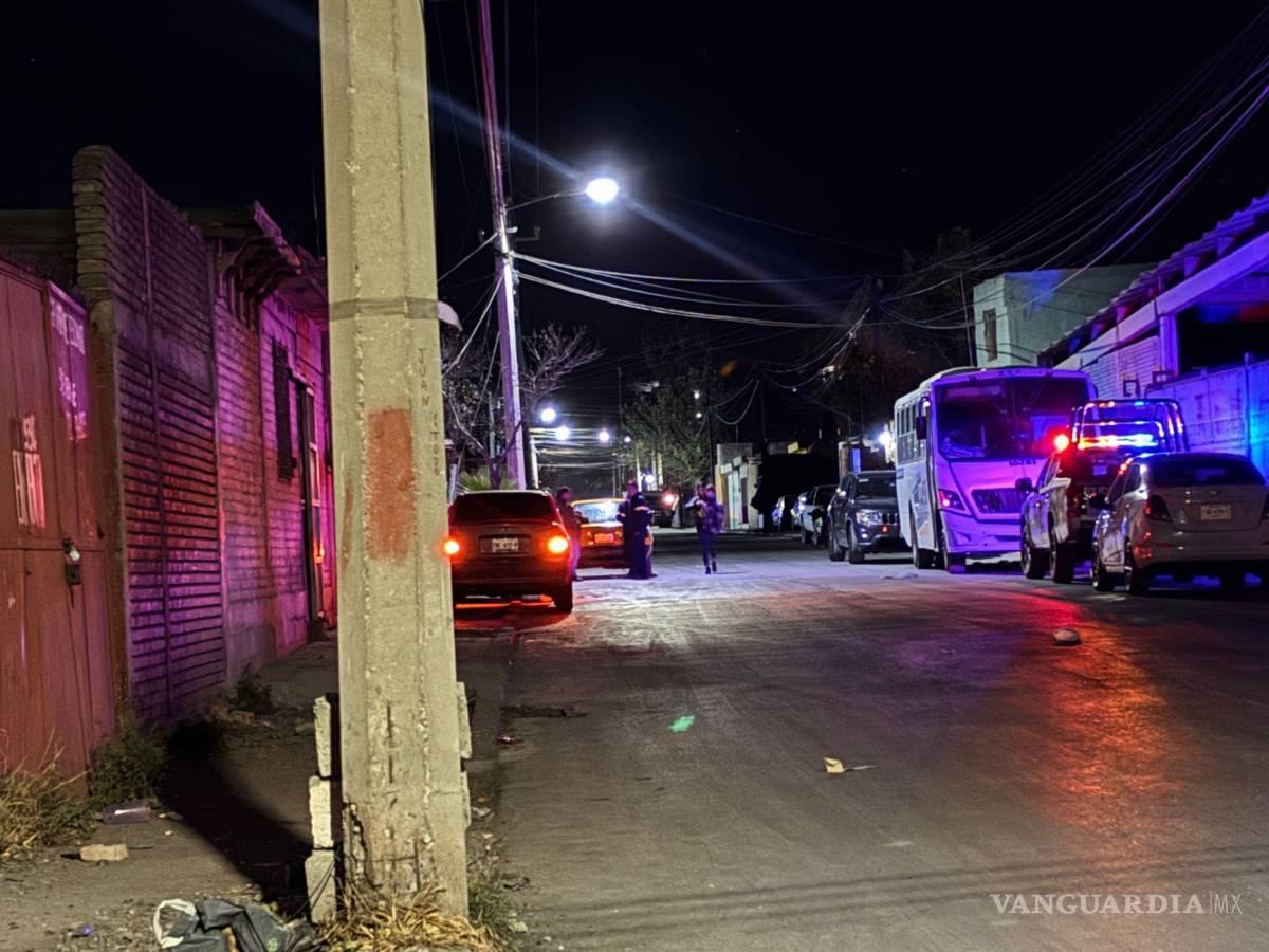 $!Peritos realizaron el peritaje correspondiente antes de ordenar el levantamiento del cuerpo, que fue trasladado al Servicio Médico Forense.
