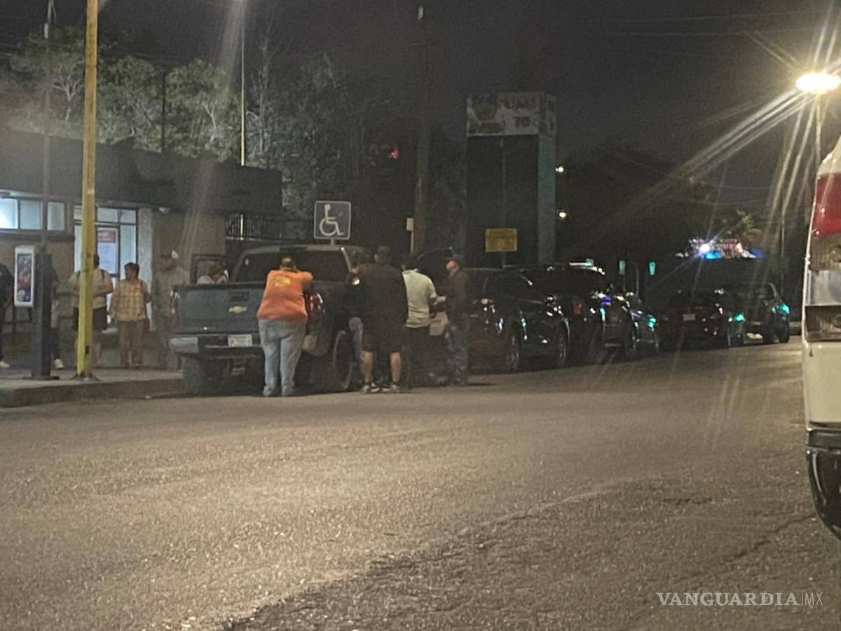 $!Familiares del hombre decidieron llevarlo por sus propios medios hasta el hospital a bordo de una camioneta pickup, aunque lamentablemente los doctores ya no pudieron hacer nada para salvarle la vida.