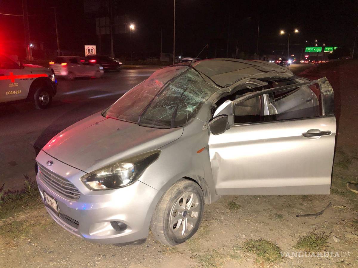 $!El auto terminó destrozado.