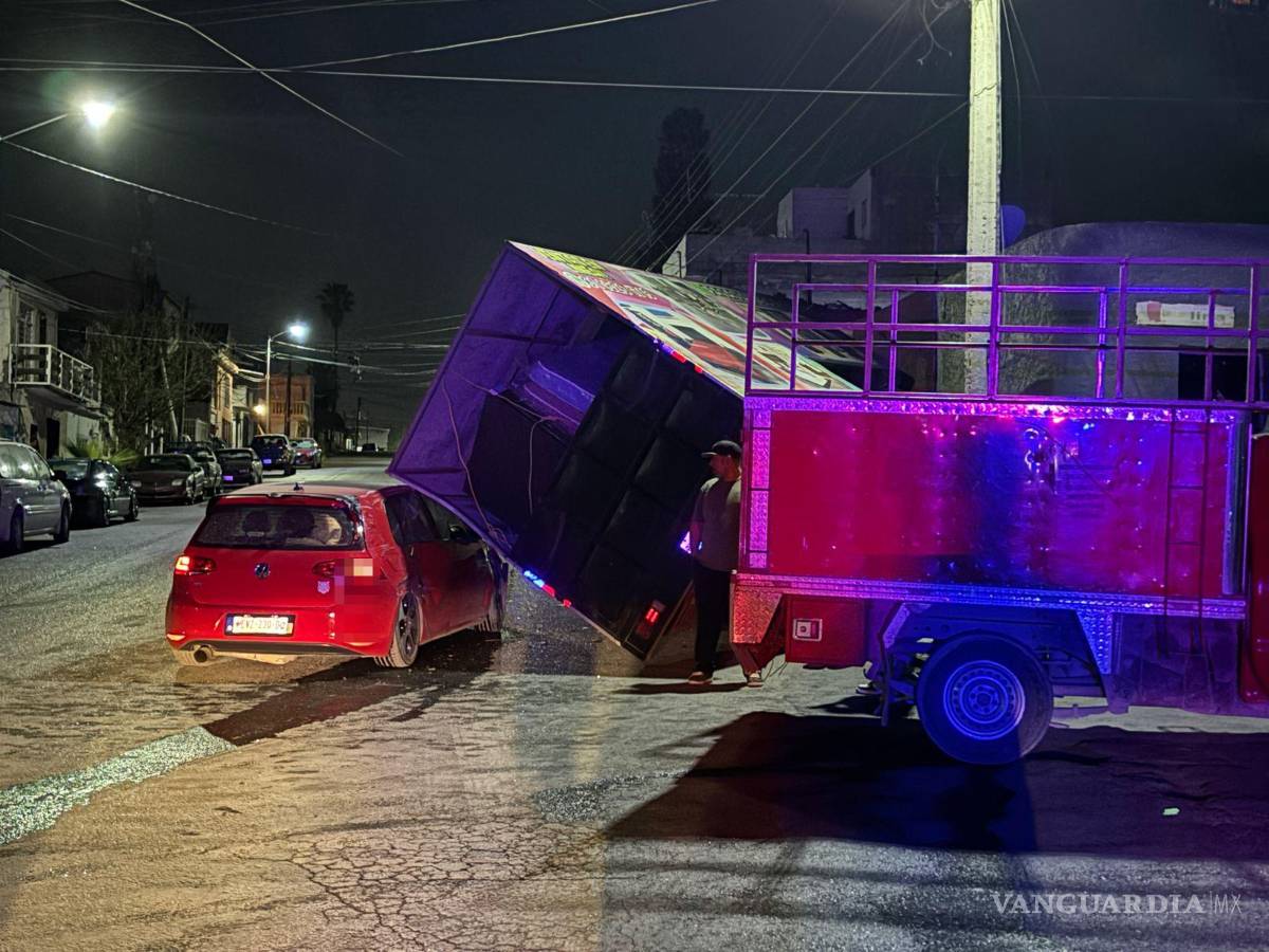 $!Autoridades de Tránsito Municipal acudieron al sitio para deslindar responsabilidades.