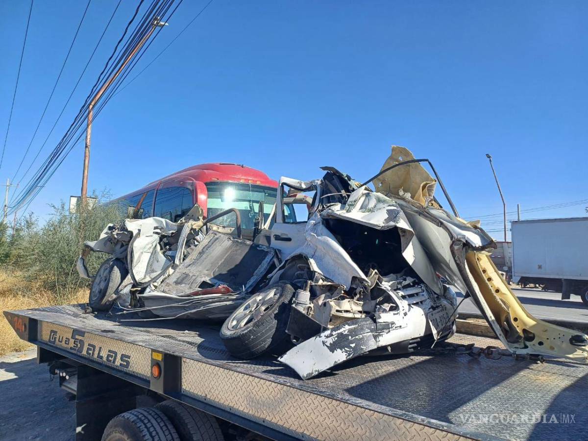 $!El vehículo Pointer quedó completamente destrozado bajo la unidad de transporte.