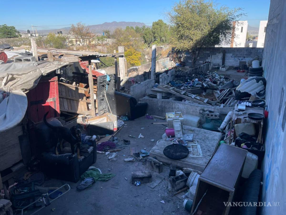 $!Vecinos intentaron ingresar a la vivienda para auxiliar a las niñas, pero el fuego lo impidió.