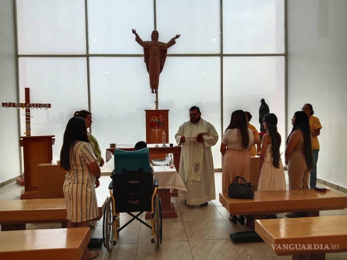 $!El padre Juan Carlos, de la Parroquia de San Patricio, ofició los sacramentos en un ambiente de alegría y recogimiento.