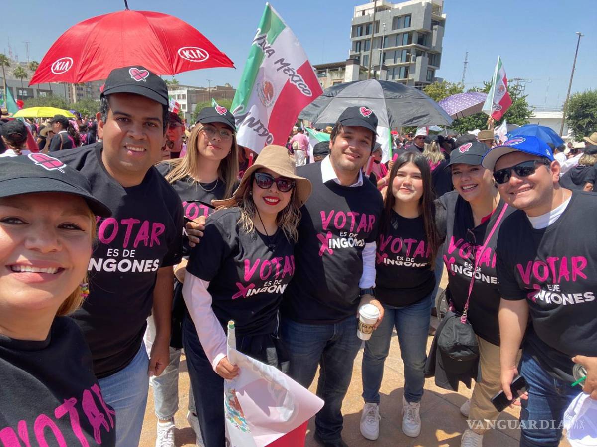 $!Ciudadanos y partidos políticos se sumaron a esta manifestación en defensa de la democracia.