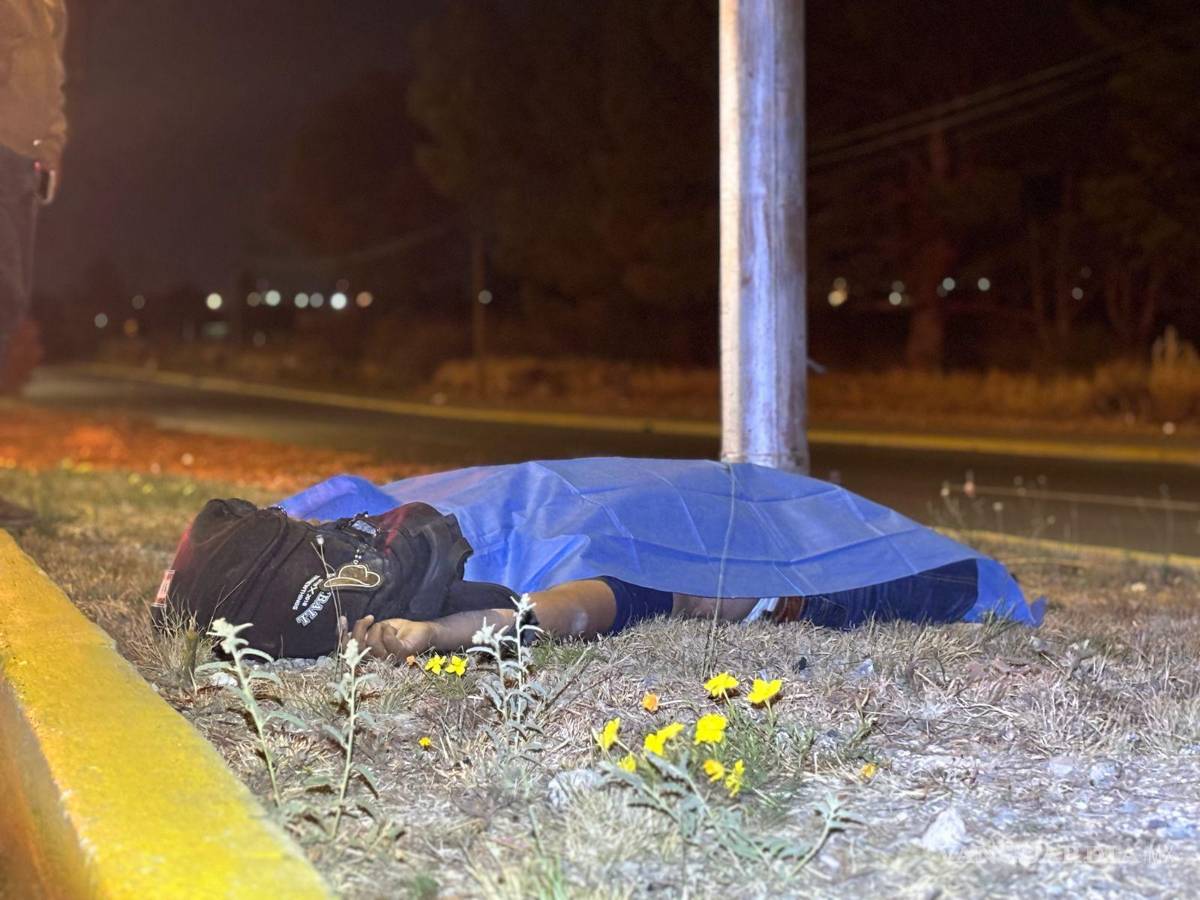 $!El joven motociclista falleció tras impactarse contra el cordón cuneta del camellón central sobre la Calzada Antonio Narro, al sur de Saltillo.