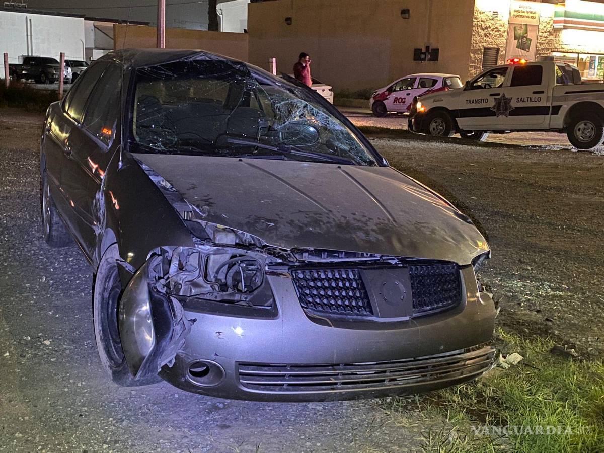 $!Elementos de Tránsito Municipal acudieron al lugar para tomar conocimiento del percance y coordinar las maniobras tras el accidente vial.