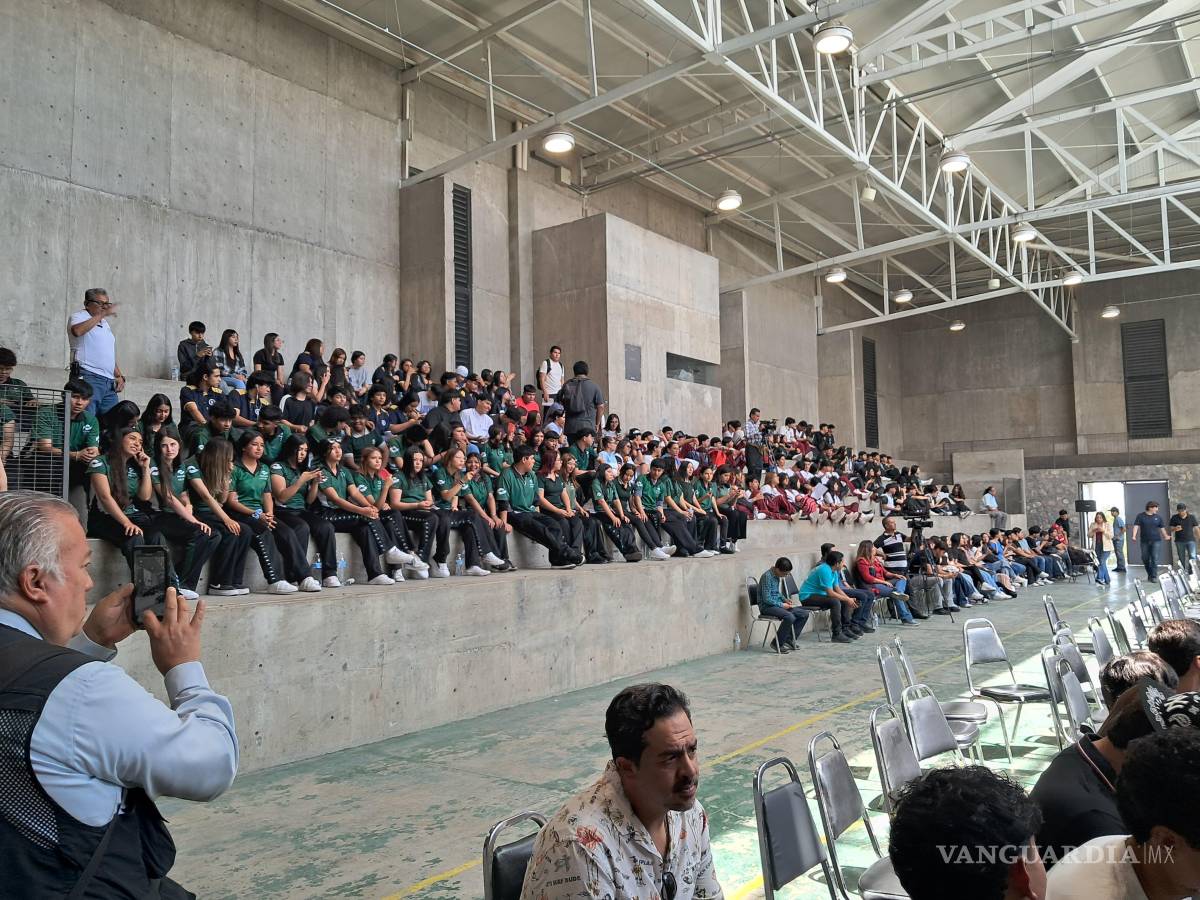$!Jóvenes participaron en la conferencia “Consumo Inteligente” en La Madriguera, donde se promovió la toma de decisiones responsables.