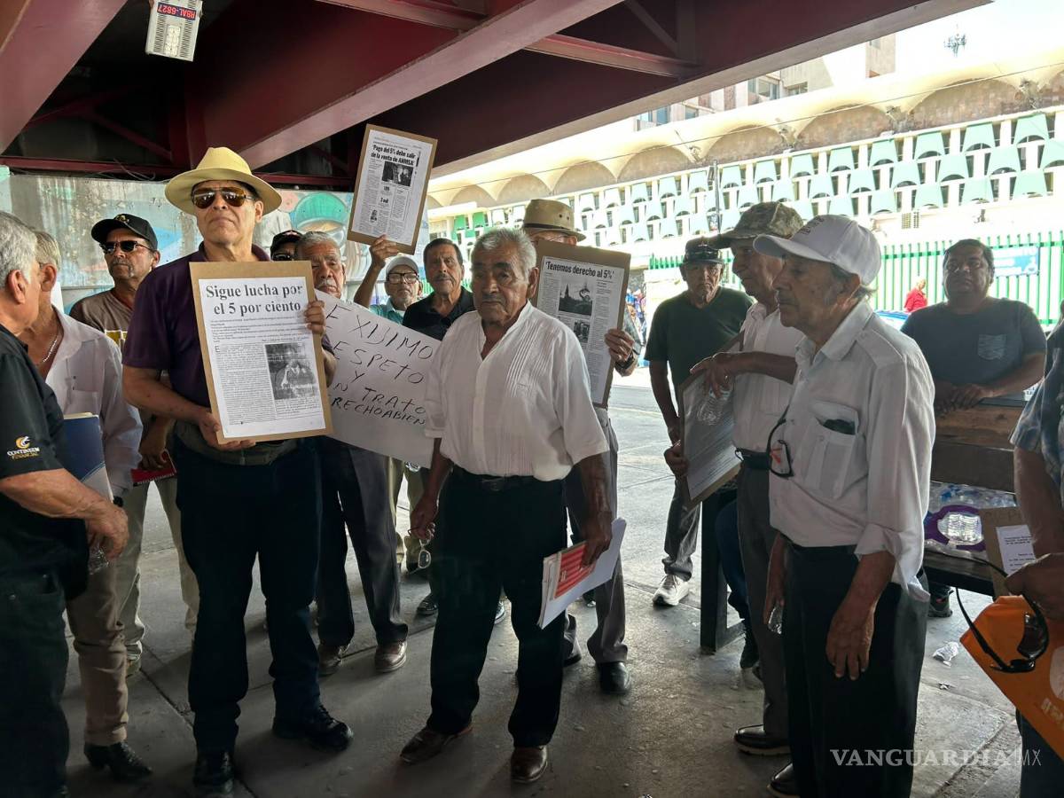 $!Integrantes de la Delegación 590 mostraron pancartas y publicaciones relacionadas con las demandas que han planteado al IMSS.