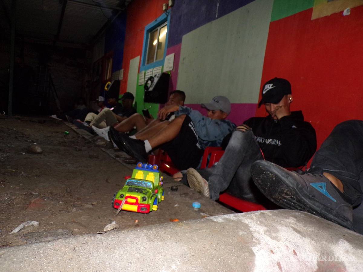 $!Muchos pernoctan en las vías del ferrocarril y sólo esperan por el silbido de la máquina para subirse.