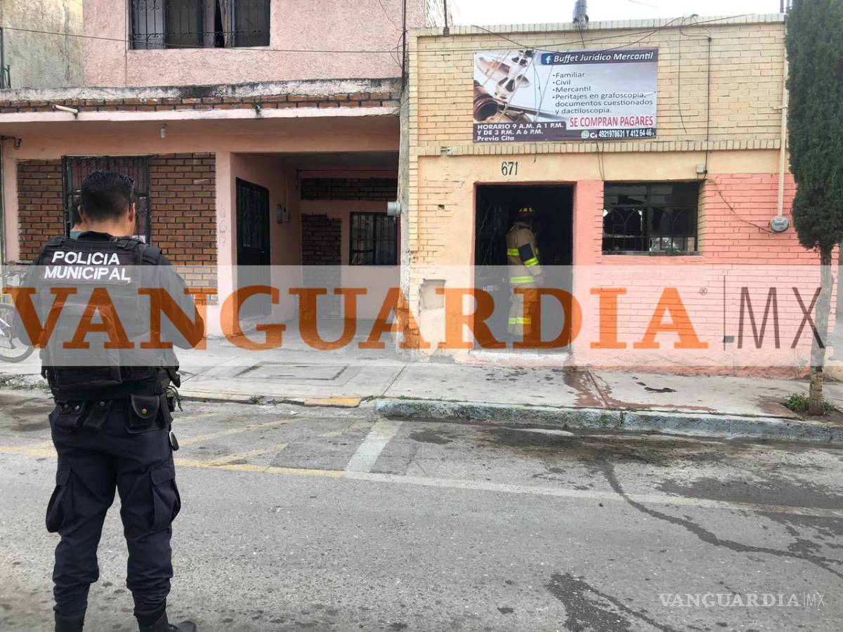 $!Incendio causa daños a despacho jurídico en el centro de Saltillo