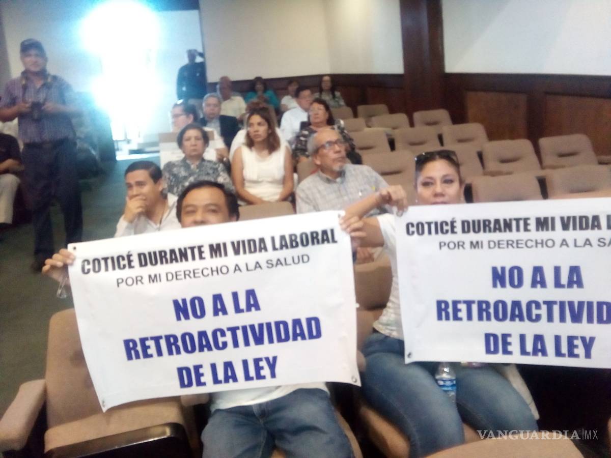$!Más de 300 maestros inconformes de Coahuila presentan iniciativa de Reforma a la ley de la Dipetre