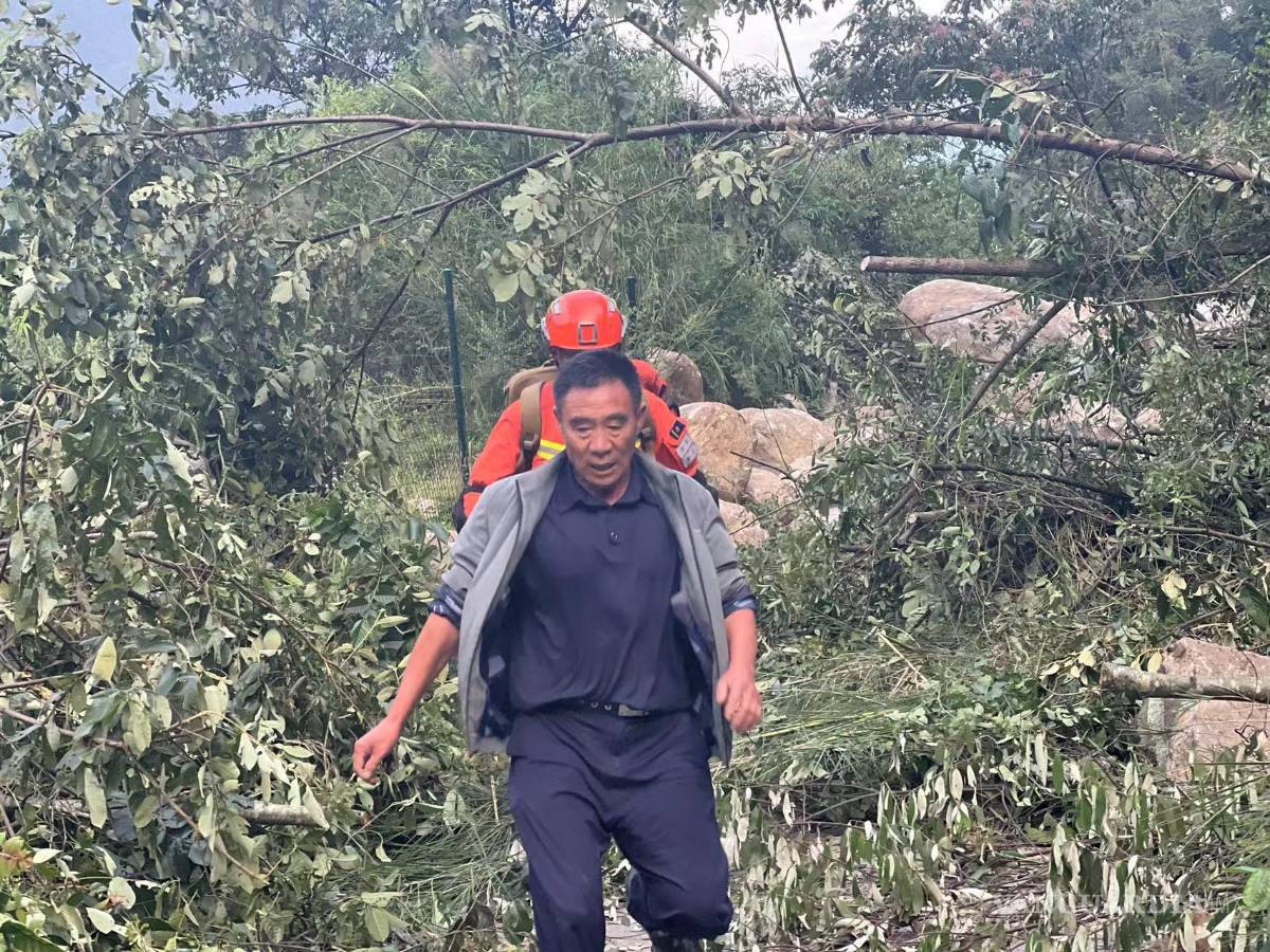 $!Rescatistas trasladan a personas en el condado de Luding, prefectura de Ganzi, provincia de Sichuan, China.