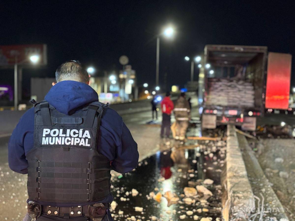 $!Policía Municipal acordonó la zona y cerró el paso vehicular para evitar más accidentes.
