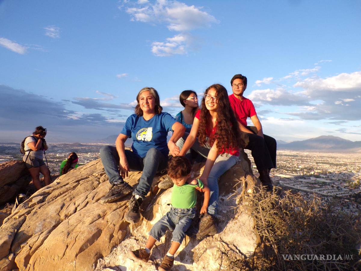$!Mujeres, niños y hombres practican senderismo en el Cerro del Pueblo. Además de salud física, también buscan salud mental.