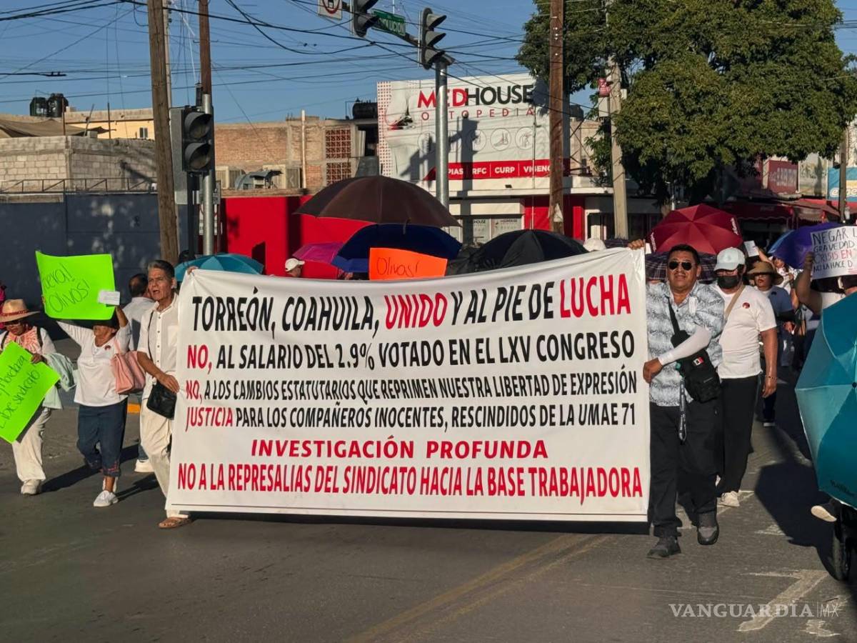 $!Trabajadores del IMSS marcharon en Torreón con una lona en la que exigieron un salario digno y rechazaron el aumento del 2.9 por ciento.
