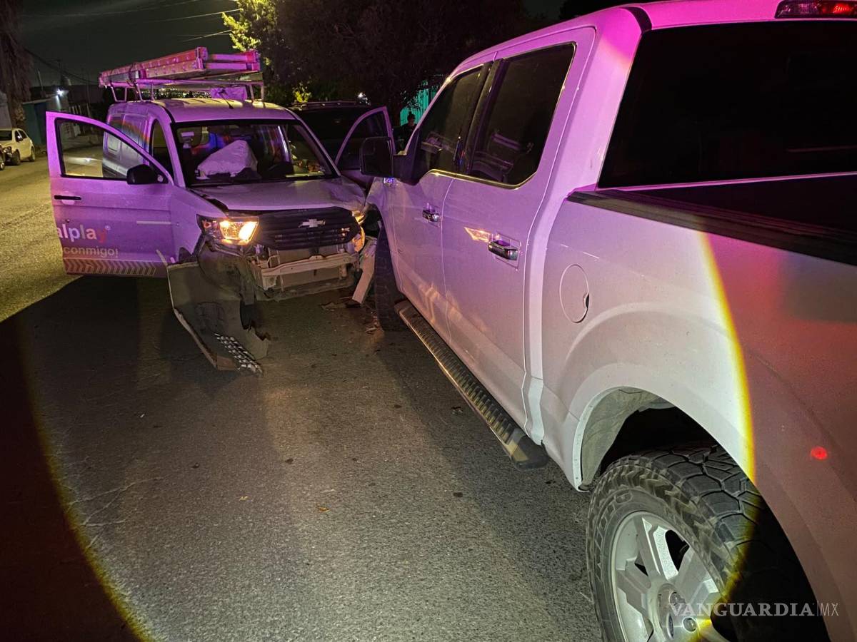 $!La camioneta Ford F-150 se encontraba estacionada cuando fue impactada durante la madrugada.