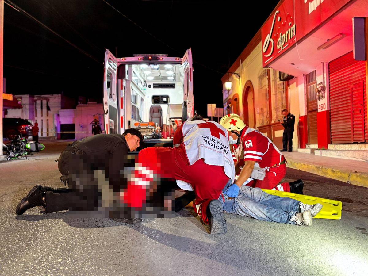 $!Socorristas de la Cruz Roja brindaron atención médica al acompañante de la motocicleta, quien fue hallado inconsciente sobre el pavimento.