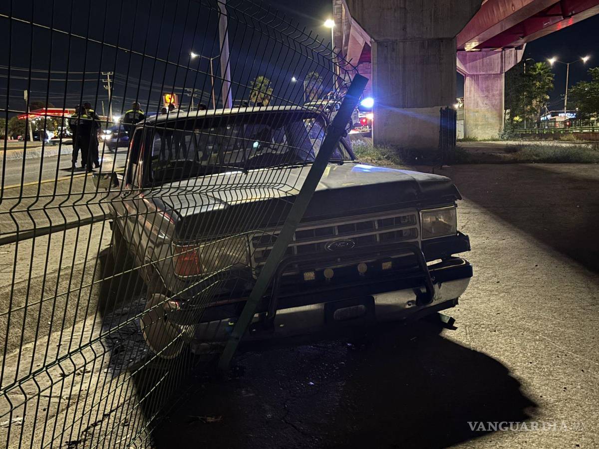 $!El fuerte golpe dañó parte de la reja de acero que cubría el canal.