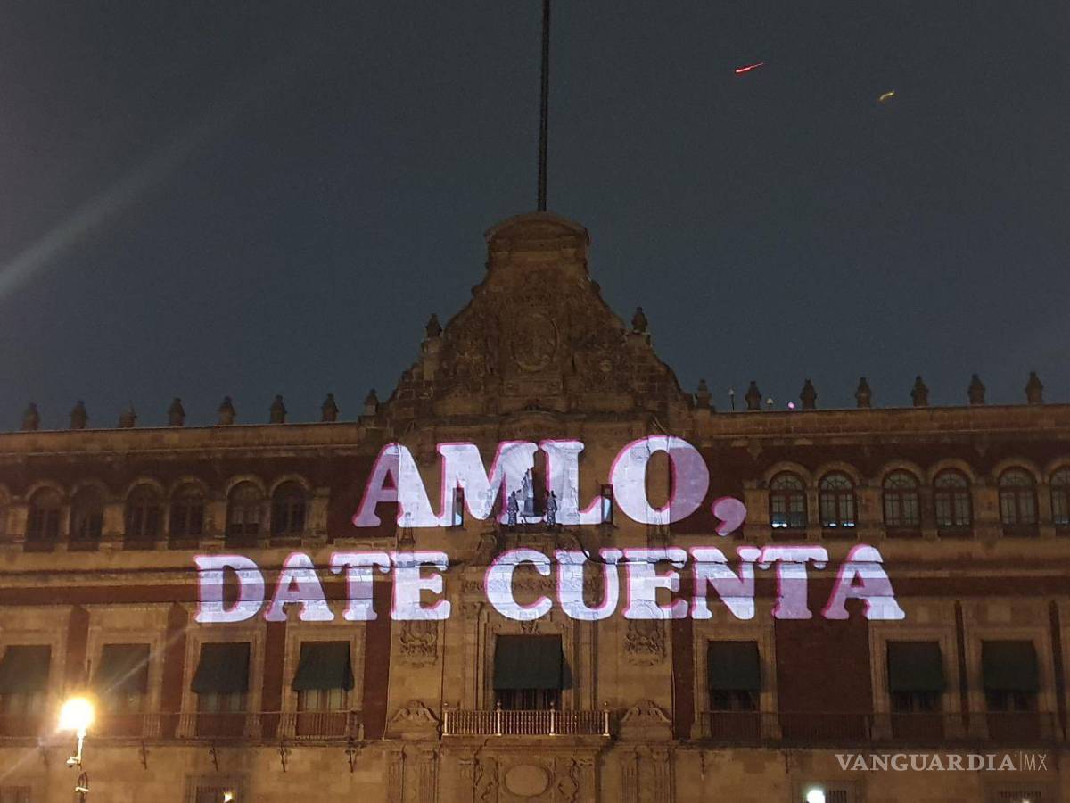 $!‘AMLO, date cuenta’, feministas proyectan consignas en Palacio Nacional