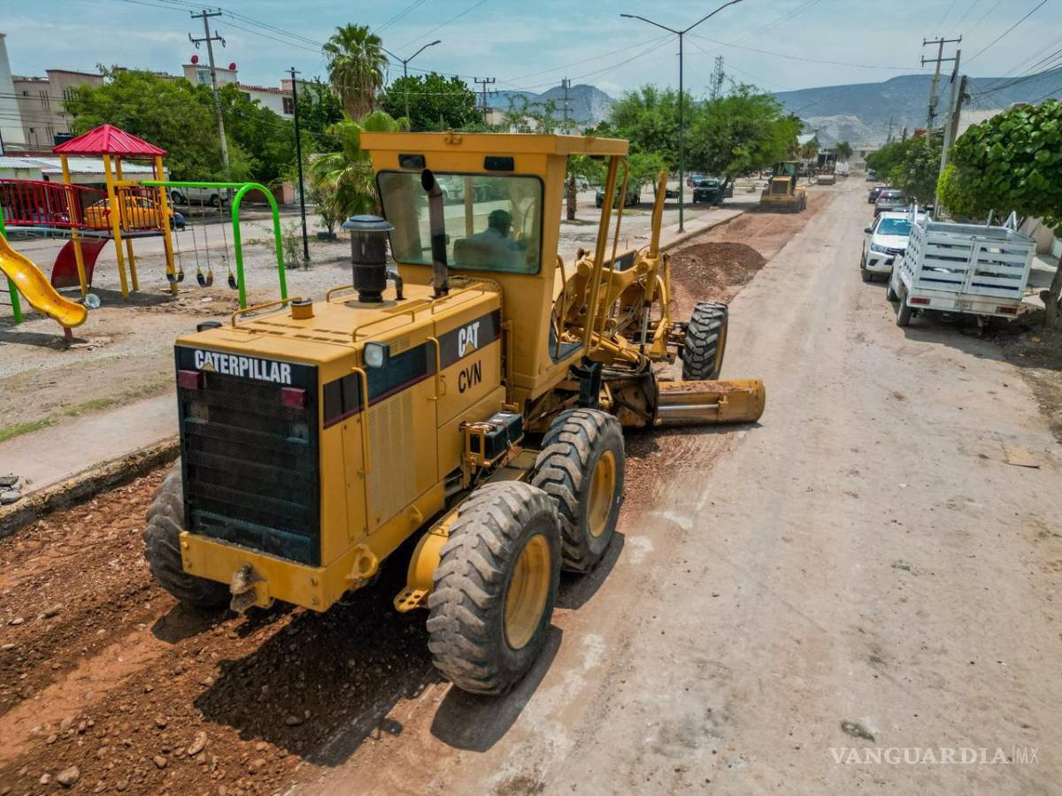 $!Maquinaria trabaja en la rehabilitación de vialidades y servicios básicos en distintos sectores de Torreón.