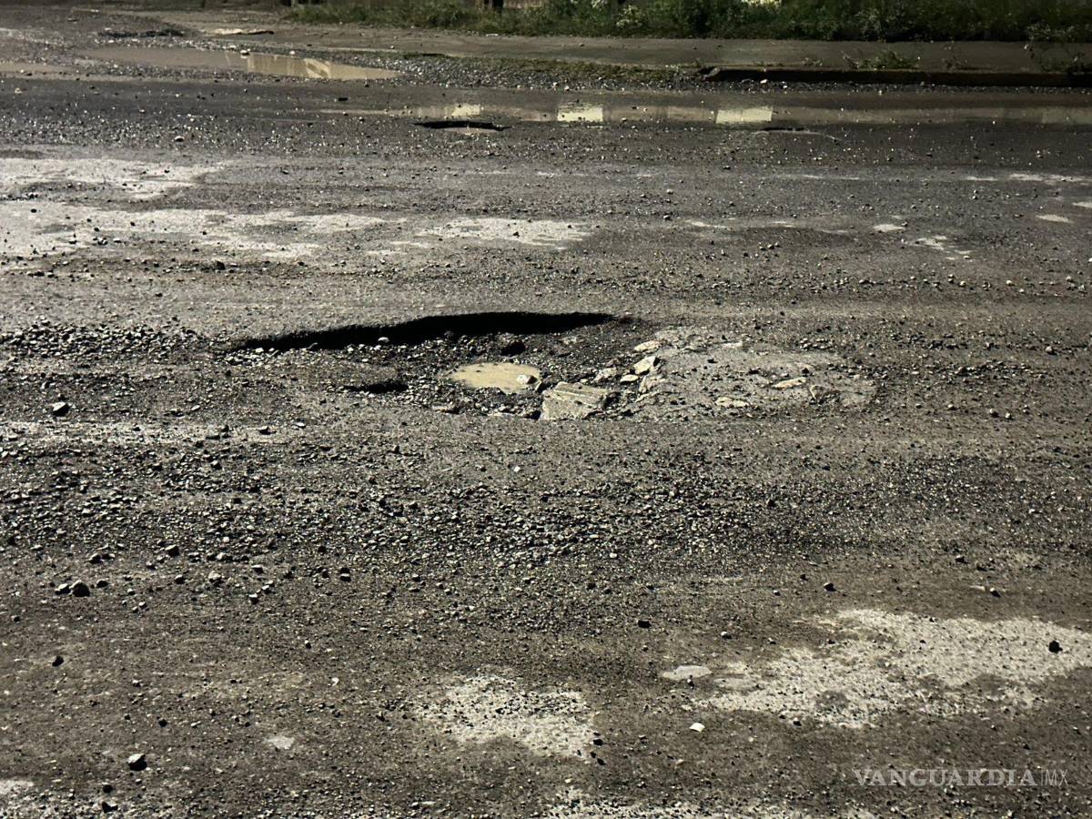 $!El conductor habría perdido el control del Mazda al pasar sobre un bache, lo que provocó el impacto contra la barrera.