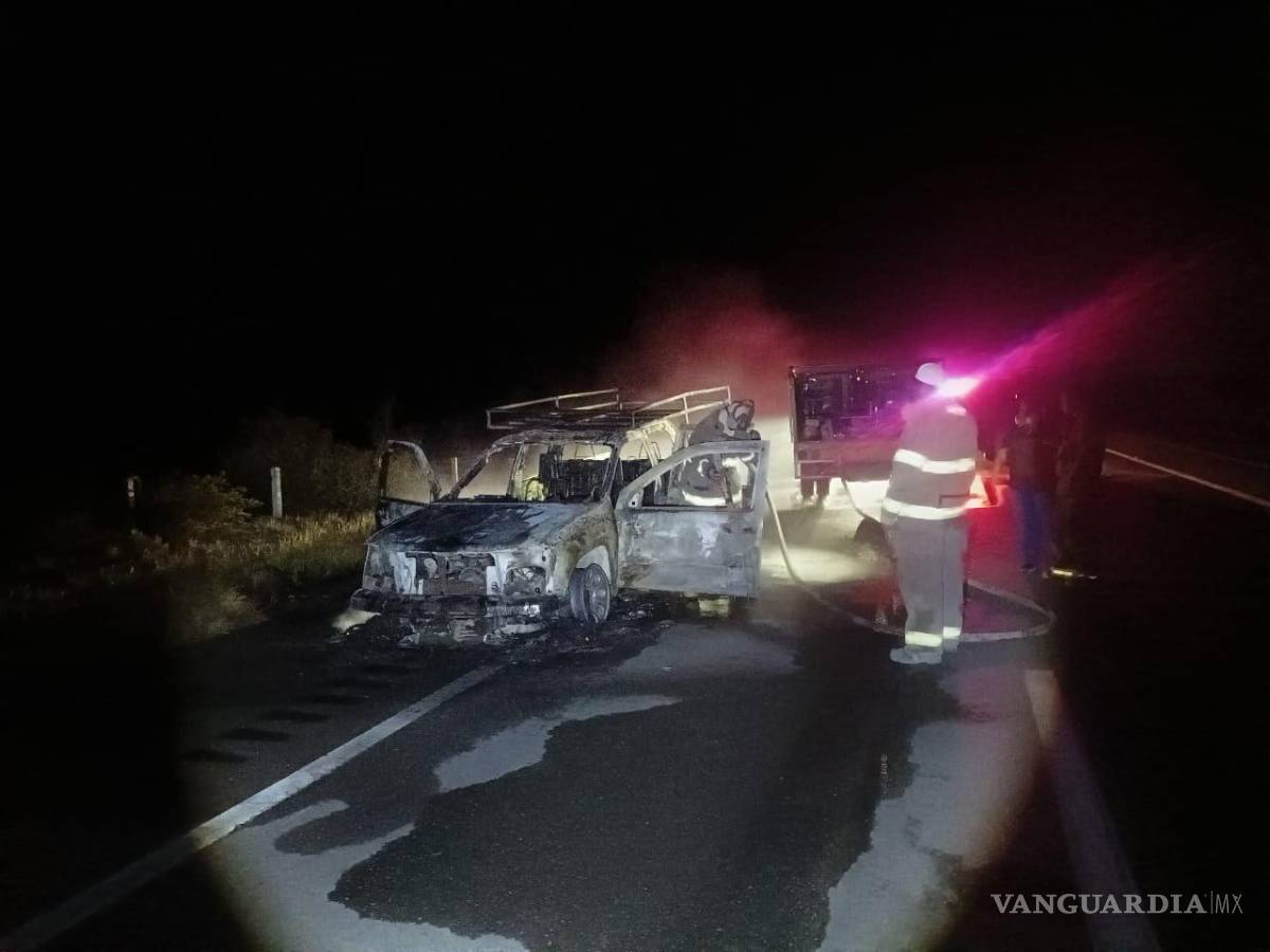 $!Bomberos trabajaron para sofocar las llamas y eliminar riesgos en el tramo carretero.