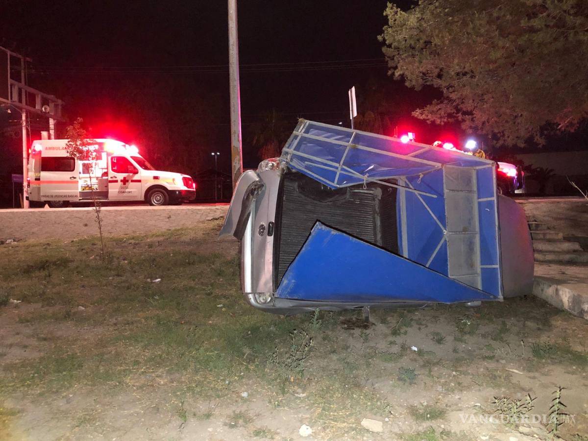$!La camioneta volcada fue puesta de nuevo sobre sus cuatro ruedas con la ayuda de los oficiales y el equipo de rescate.