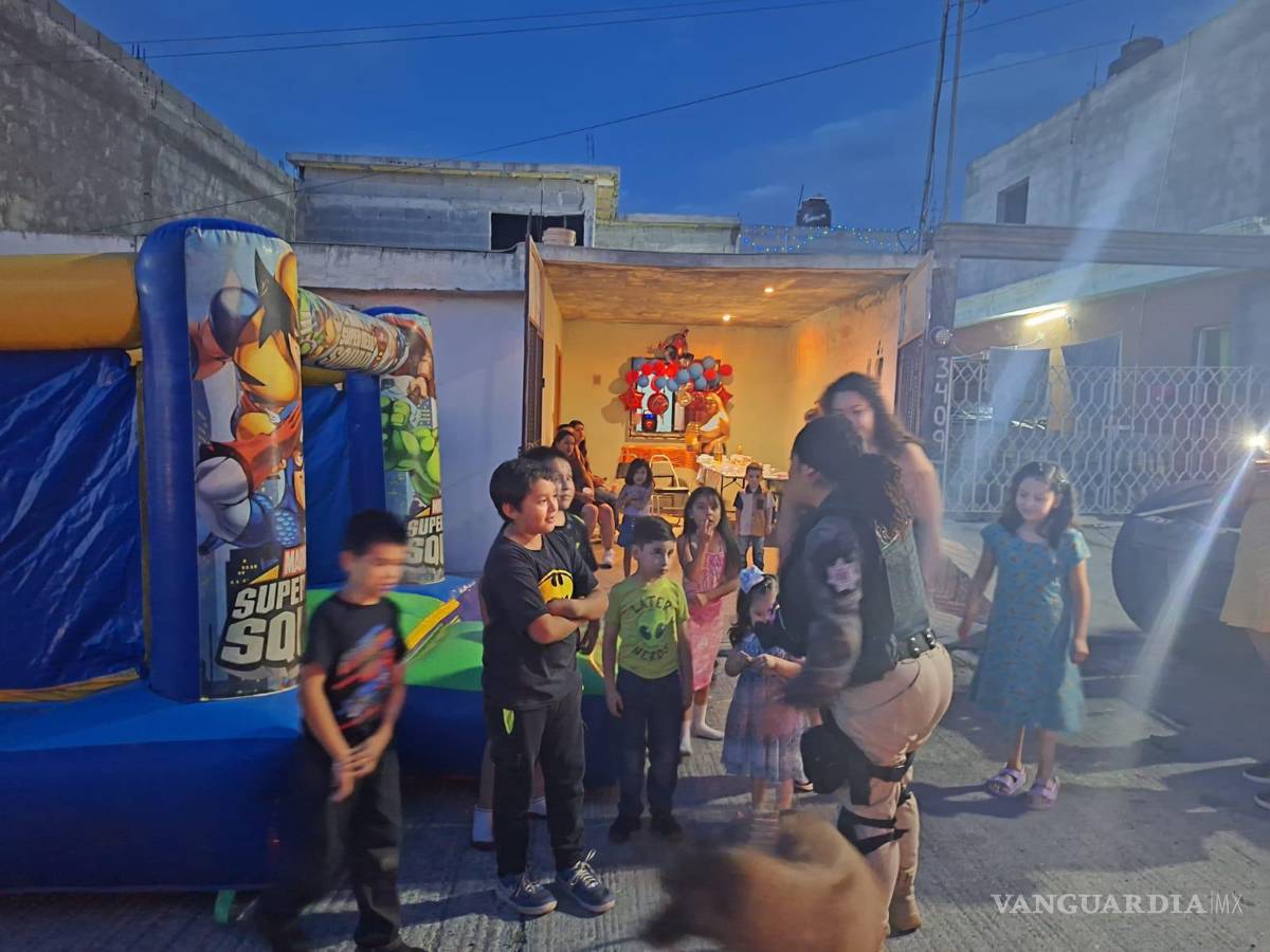 $!Los oficiales Fernando Rodríguez y Cecilia García, junto a su perro policía Nana, compartieron momentos con el niño festejado.
