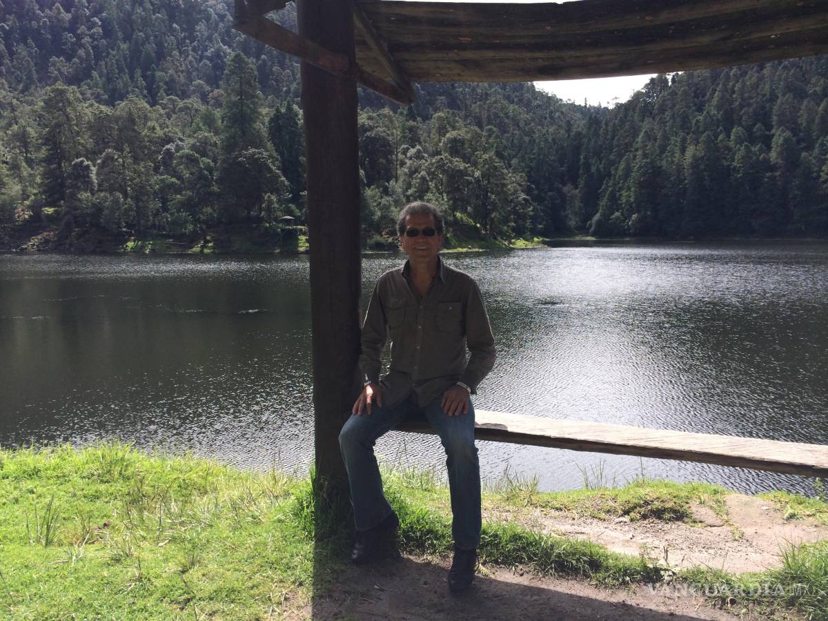 $!A espaldas del autor, las Lagunas de Zempoala, a las que ya les echó el ojo el senador Gerardo Fernández Noroña.