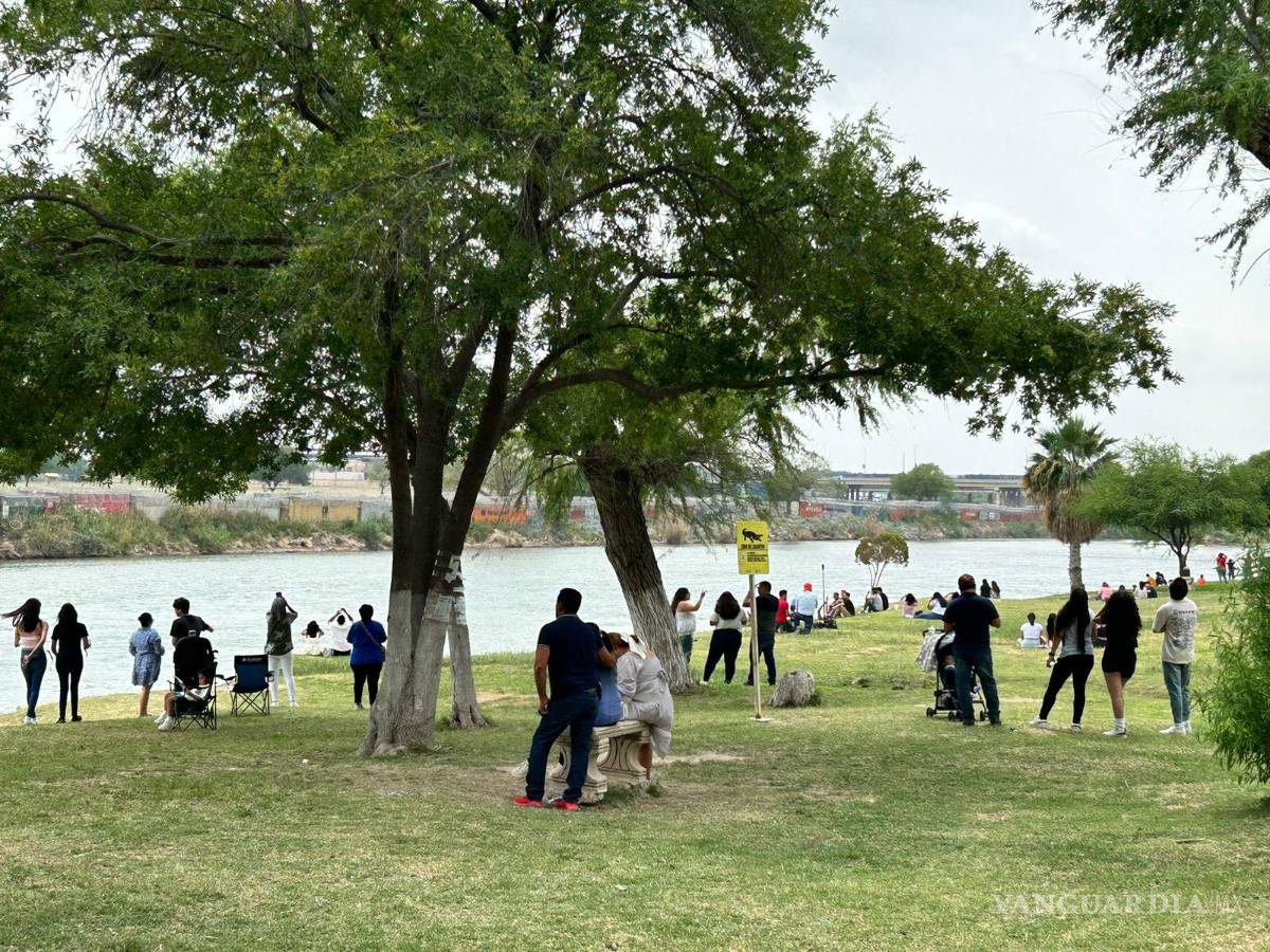 $!Los que buscaban atestiguar el fenómeno astronómico, hicieron gala de paciencia.