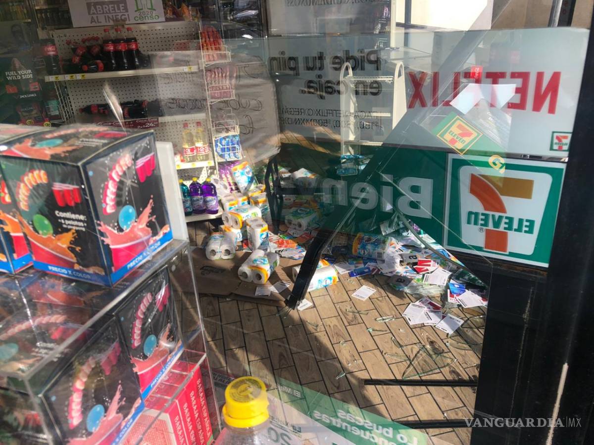 $!Septuagenario se impacta contra tienda en la zona centro de Saltillo