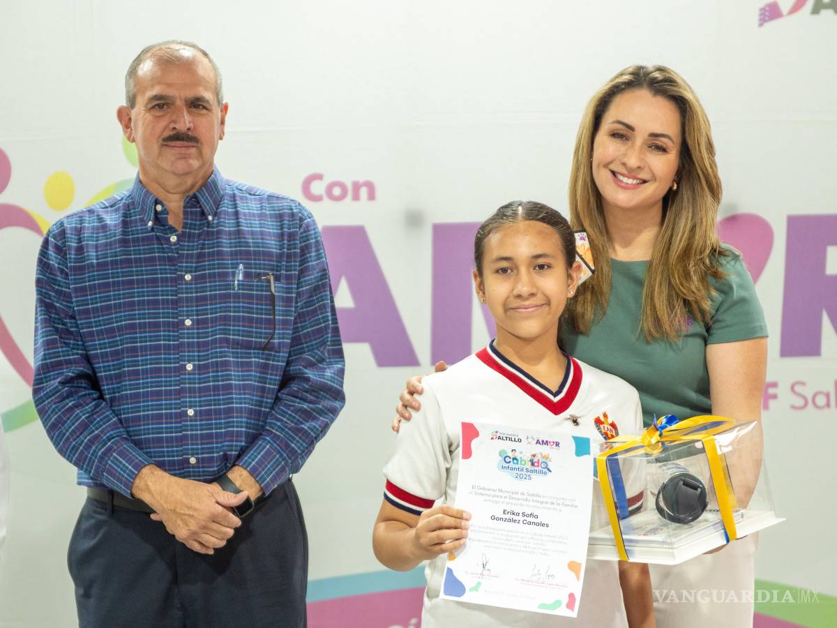 $!Luly López Naranjo, presidenta honoraria del DIF Saltillo, felicitó a las y los 21 niños seleccionados para integrar el Cabildo Infantil 2025.