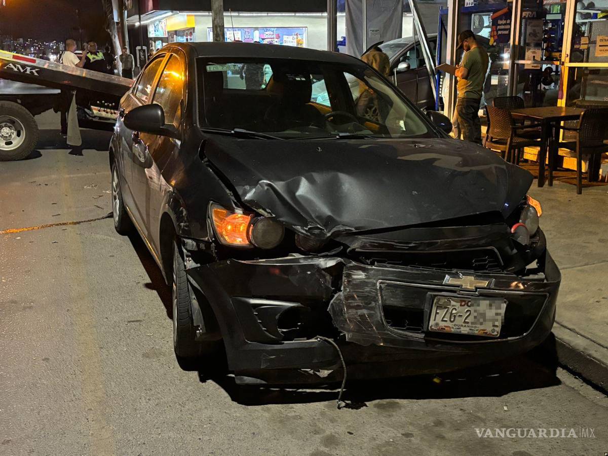 $!A pesar del fuerte impacto, no se reportaron personas lesionadas en el lugar.