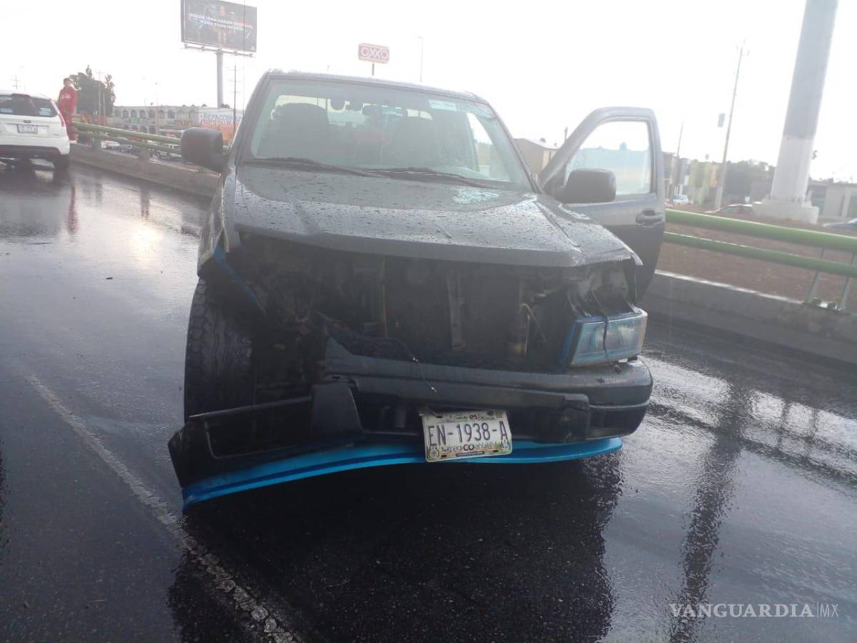 $!La camioneta Chevrolet no pudo esquivar las ballenas que quedaron sobre el carril de alta.