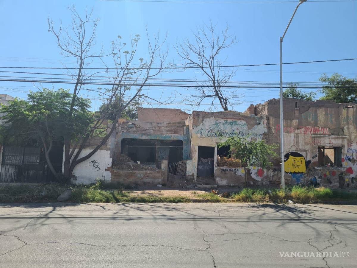 $!Ruinas. Así luce la casa de la privada “Manolín”, por la avenida Allende, a espaldas del Teatro Isauro Martínez, donde vivió de niña Carmen Salinas.