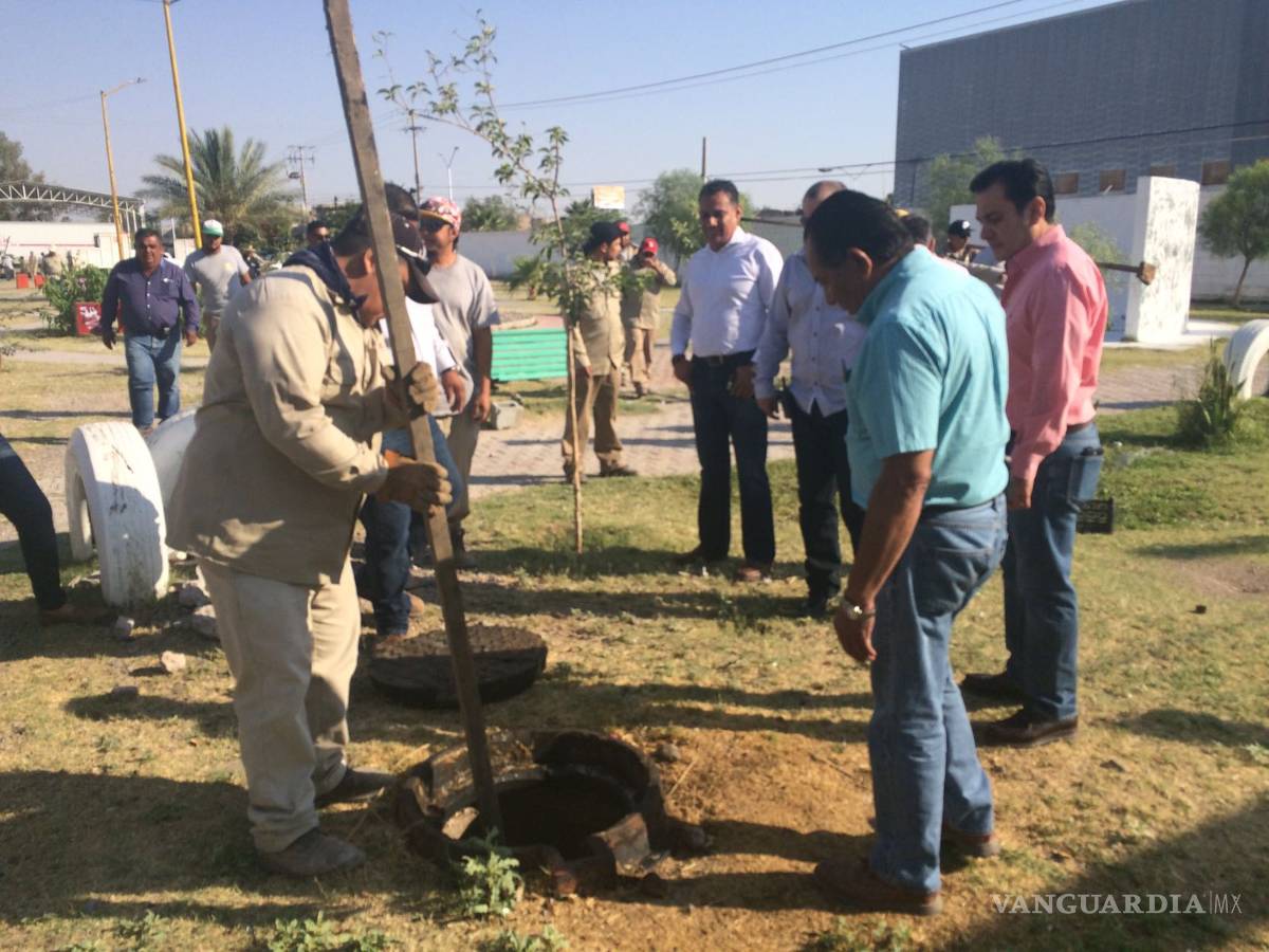 $!Retira Simas Torreón gran cantidad de basura en alcantarillas de La Aviación