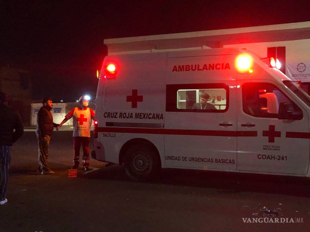 $!Tras llamar al número de emergencias 911, elementos de tránsito municipal y de la Cruz Roja acudieron al lugar de los hechos para tomar conocimiento de lo ocurrido.